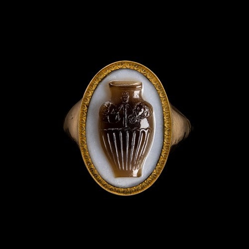 An exquisite Grand Tour gold ring set with a neoclassical sardonyx cameo. Vase.